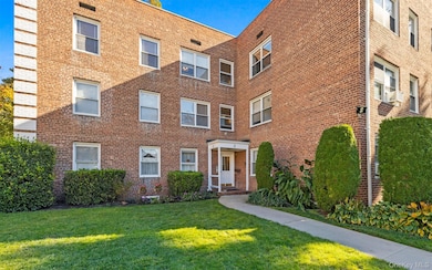 2 Edwards St unit 3D, Roslyn Heights, NY 11577 - photo 2