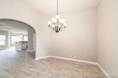 Perfect size dining room. Will accommodate large t