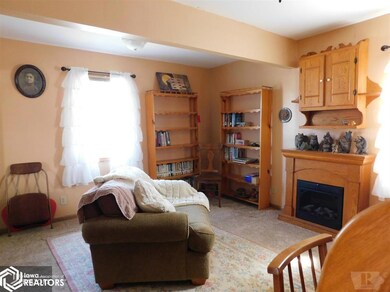 305 N 15th Ave W, Newton, IA 50208 - photo 4
