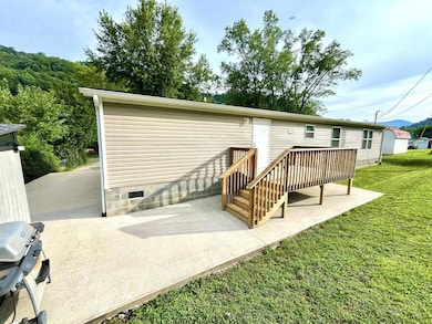 117 Lisa Ln, Evarts, KY 40828 - photo 7