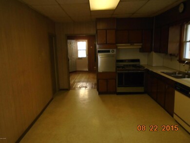 639 Monges St, Hazleton, PA 18201 - photo 5