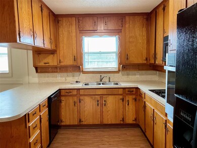 1028 Black St, Hurst, TX 76053 - photo 6