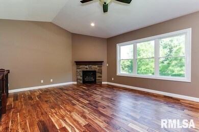 1510 Shamrock Dr, Davenport, IA 52807 - photo 2