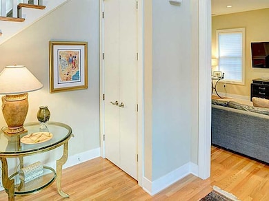 Entry/Foyer.