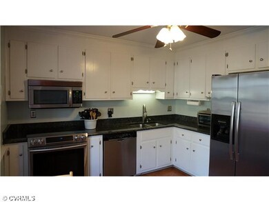 Kitchen - Beautiful updated eat in kitchen with gr