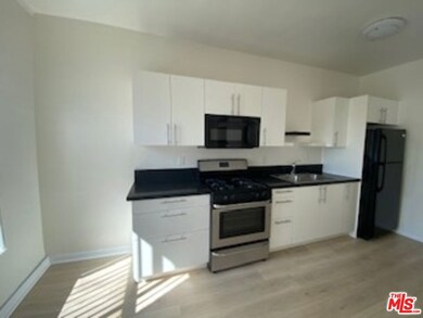 814 S Hobart Blvd unit 410, Los Angeles, CA 90005 - photo 3