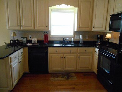 Beautiful kitchen w/Granite countertops