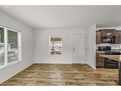 Living Room/Entrance