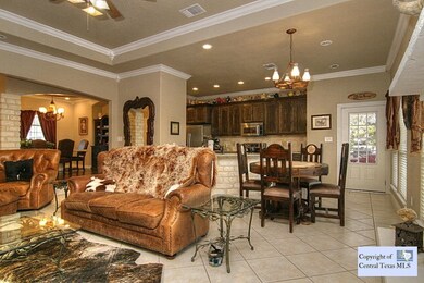 Kitchen w/Brkfst Bar