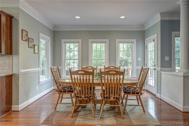 Expansive morning room between kitchen and great r