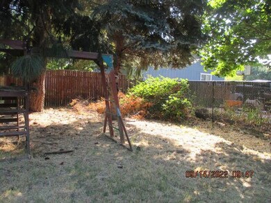 1135 SW Cottonwood St, Grants Pass, OR 97526 - photo 3