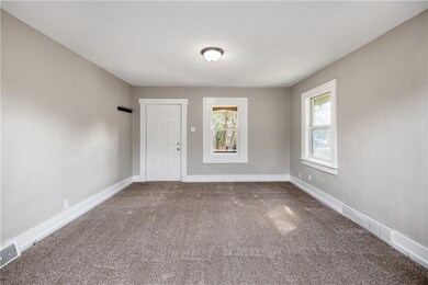 2330 SW 9th St, Des Moines, IA 50315 - photo 4