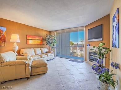 725 N Royal Crest Cir unit 231, Las Vegas, NV 89169 - photo 3