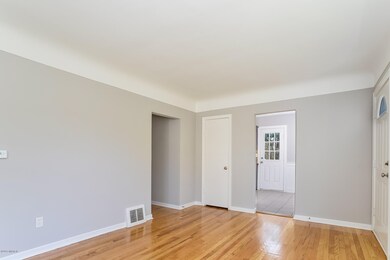 005-Living_Room-4043192-medium