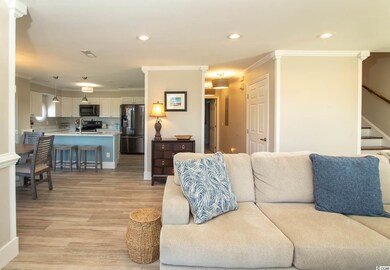 Open Living Concept - between dining, kitchen and 