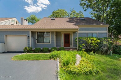 525 W Lyon Farm Dr unit 525, Greenwich, CT 06831 - photo 2