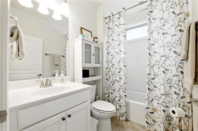 Full bathroom with toilet, vanity, shower / bath c