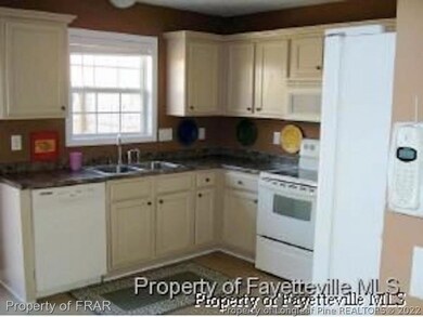 1613 Stonewood Dr, Fayetteville, NC 28306 - photo 3