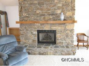 Classic rock frpl w/ gas logs