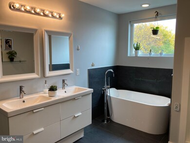 2242 Reed St, Philadelphia, PA 19146 - photo 5