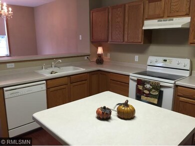 Great high counter/ bar flowing into the dinning a