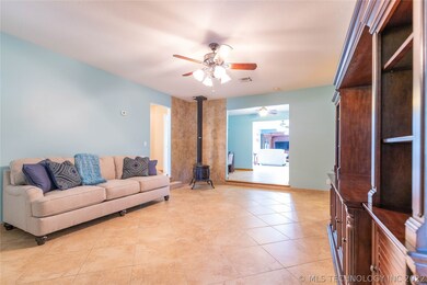 spacious front entrance sitting room