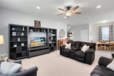 LARGE FAMILY ROOM