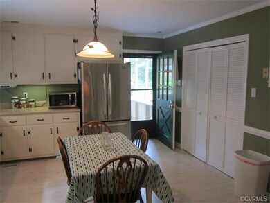 Beautiful Kitchen w/Stainless Appliances, Laminate