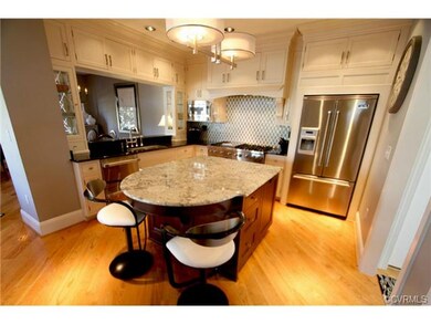 Chef's gas range, granite counters, hardwood floor