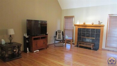 3714 SW Lincolnshire Rd, Topeka, KS 66610 - photo 3