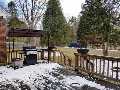 Super deck with room for entertaining, relaxing or