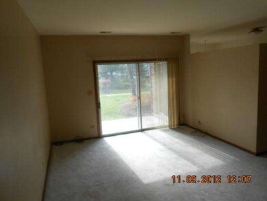 1721 Chesapeake Ln unit 3, Schaumburg, IL 60193 - photo 2