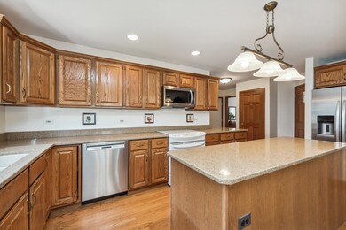 2220 Periwinkle Ln, Algonquin, IL 60102 - photo 5