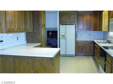 Kitchen - Beautiful wood cabinets...no lack of sto