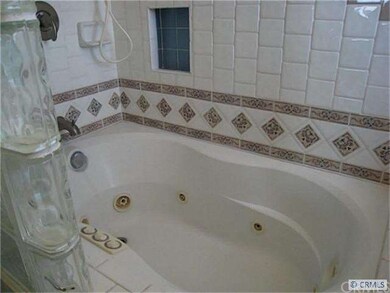 Master bath w/ jet tub