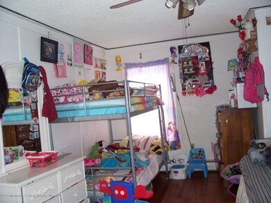 LARGE BEDROOM FRONT HOUSE