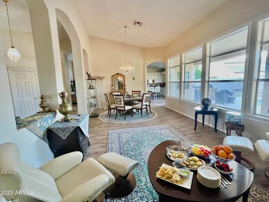 Light & Bright Spacious Living / DR