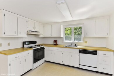 05_95coachlane_5_Kitchen_MLSuse_1500x150