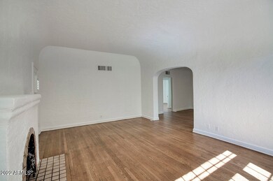 Living room 4
