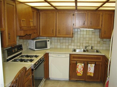 2096 Cranbrook Dr NE unit 52, Grand Rapids, MI 49505 - photo 2