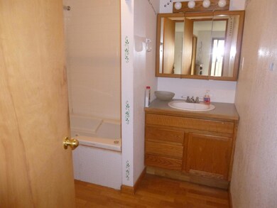 014_second floor bath