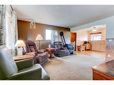 637 NE Center St, Sheridan, OR 97378 - photo 5