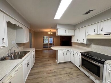 1403 Wilson Dr, Hope, AR 71801 - photo 2