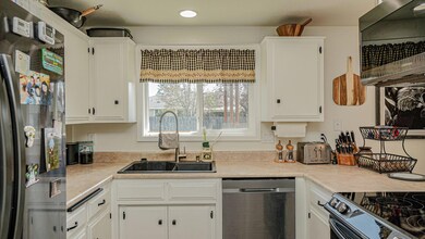 736 Hemlock Ave, Central Point, OR 97502 - photo 4