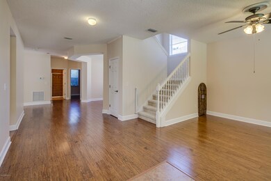 07 Living Room - Dining Room