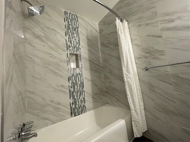 Modern bathroom with bathtub/shower combination