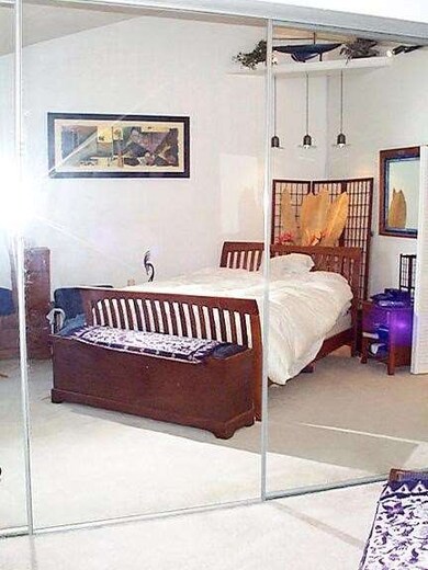 Spacious master bedroom with vaulted ceiling.

Lar