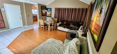 Livingroom with a vaulted ceiling