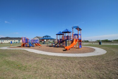 82 Mulberry Loop unit 84 Mulberry Loop NE, Minot, ND 58703 - photo 4