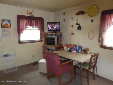 Large Eat-In Kitchen